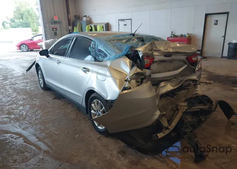 2015 Ford Fusion S z USA, uszkodzony, nr VIN 3FA6P0G79FR117616